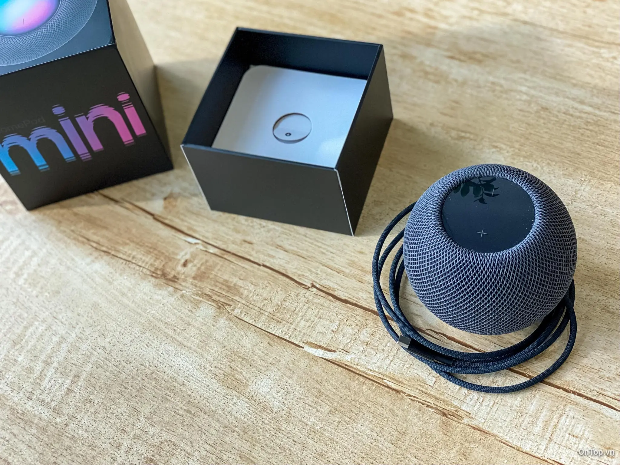 Cáp nguồn dính liền với HomePod mini