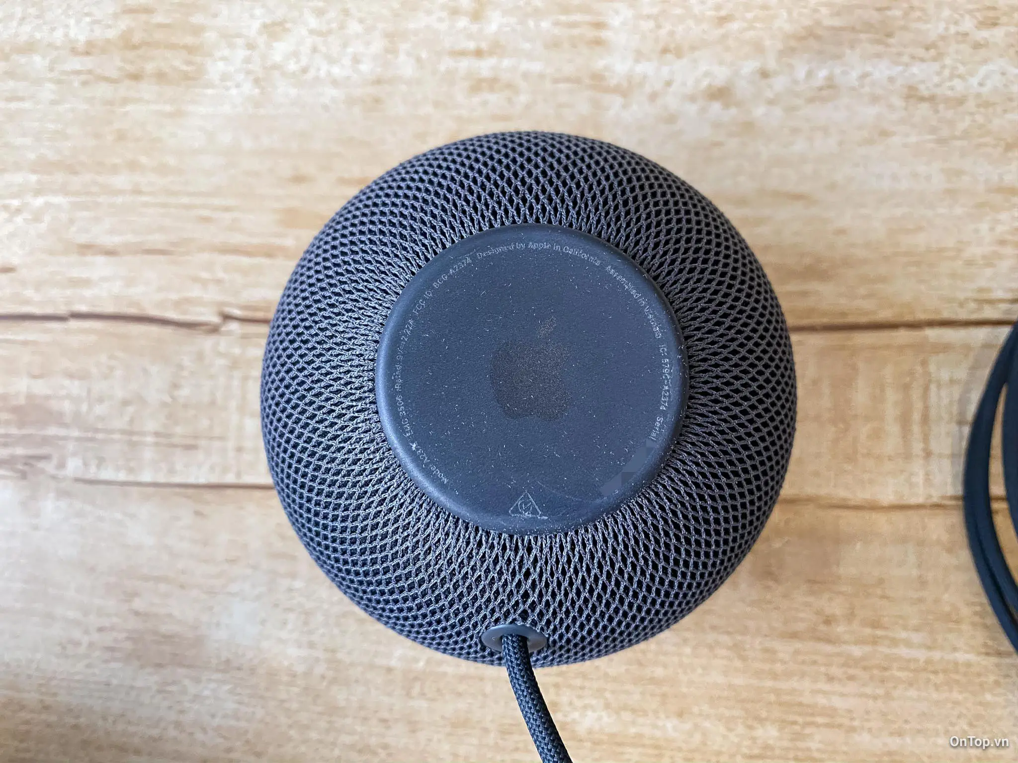 Mặt dưới của HomePod mini in logo Apple và một vài thông tin cơ bản