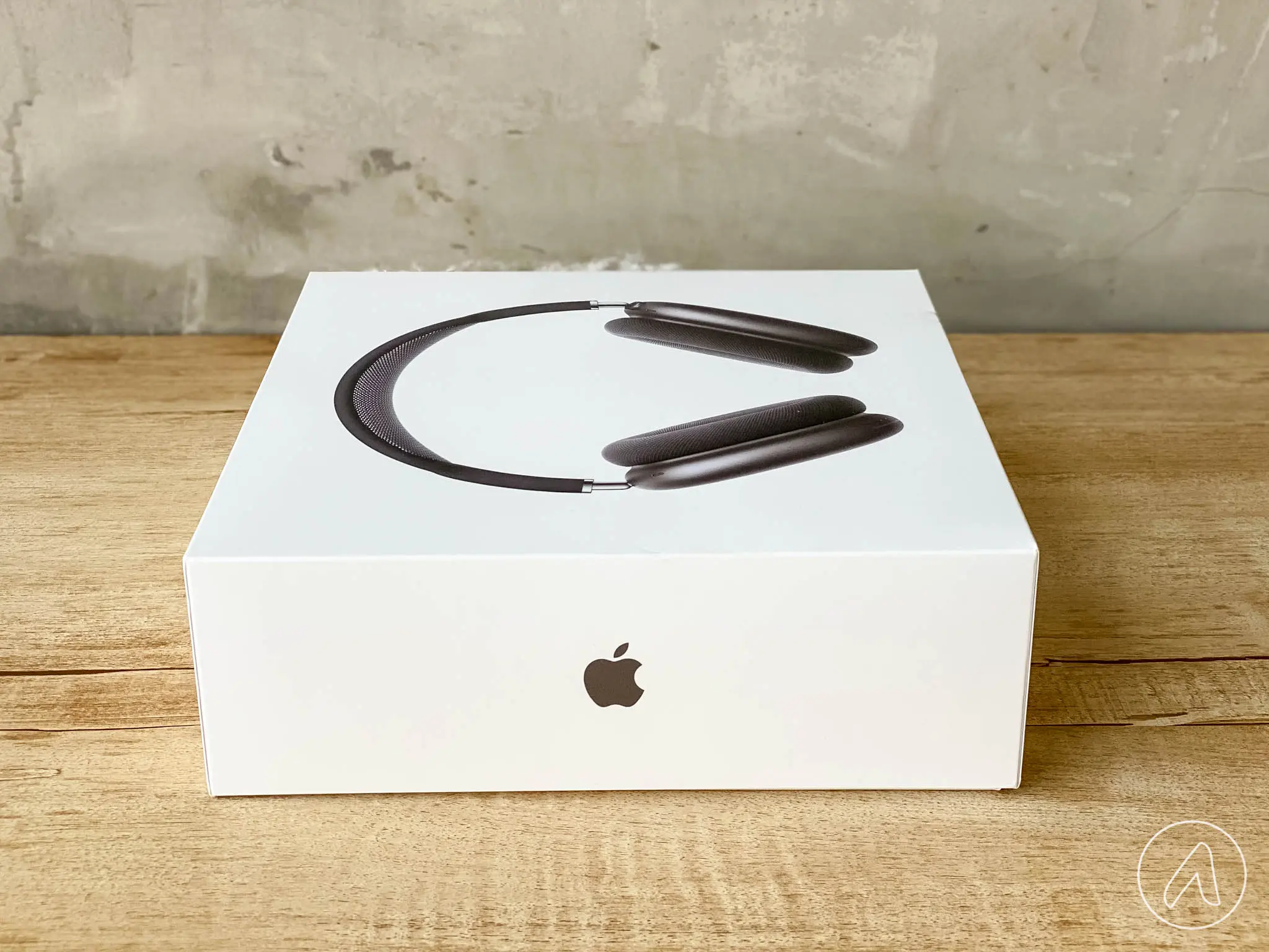 Cạnh hông của hộp AirPods Max có logo quả táo Apple