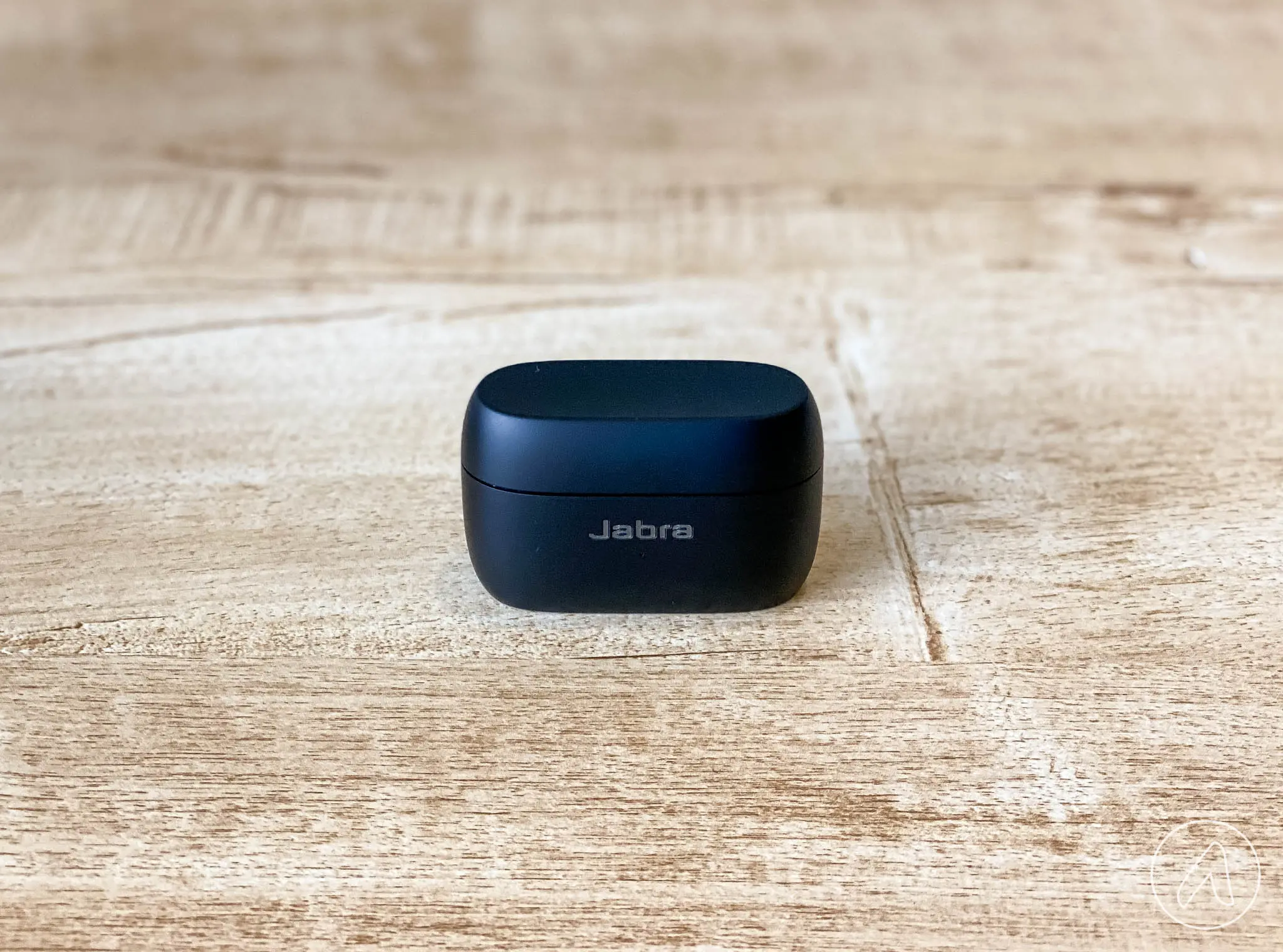 Mặt trước hộp sạc Jabra Elite 85t