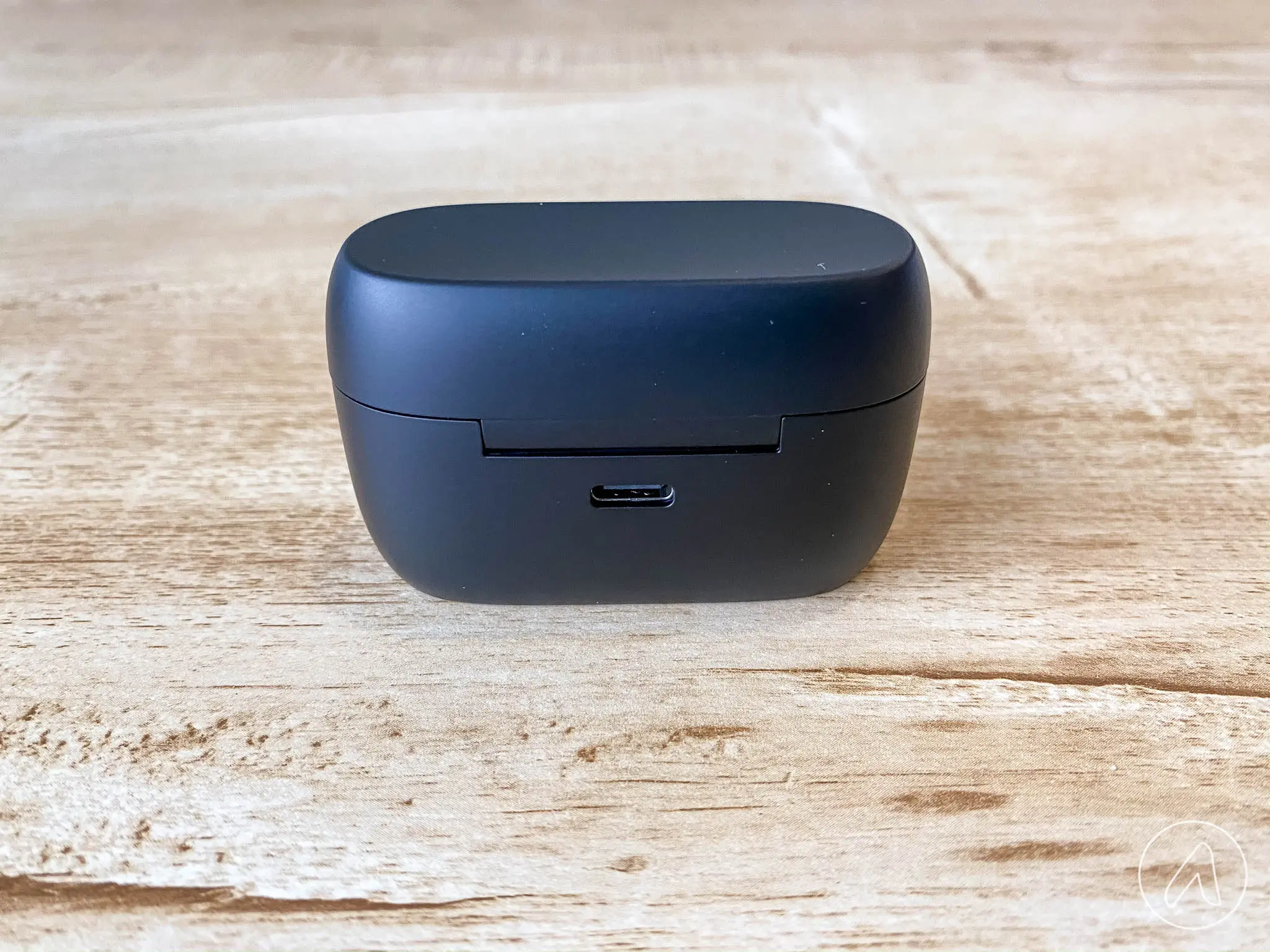 Cổng sạc USB-C ở mặt sau của hộp