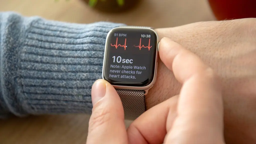 Cách sử dụng tính năng ECG trên Apple Watch