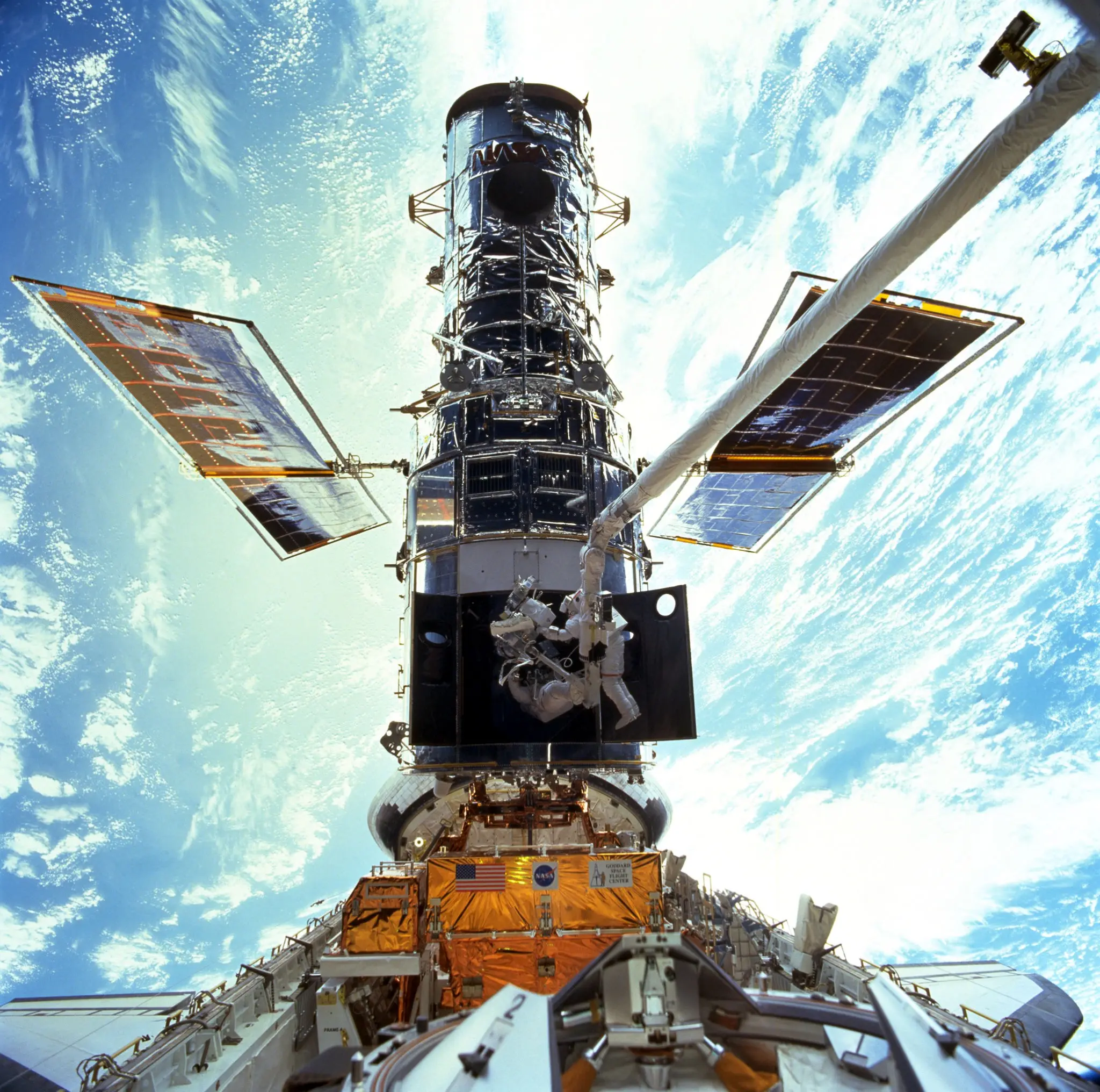 Ảnh chụp vào tháng 12/1999. Trong hình là hai phi hành gia Steven L. Smith và John M. Grunsfeld đang thay thế bộ cảm biến Gyroscopes của kính Hubble thuộc nhiệm vụ Servicing Mission 3A. Ảnh: NASA.