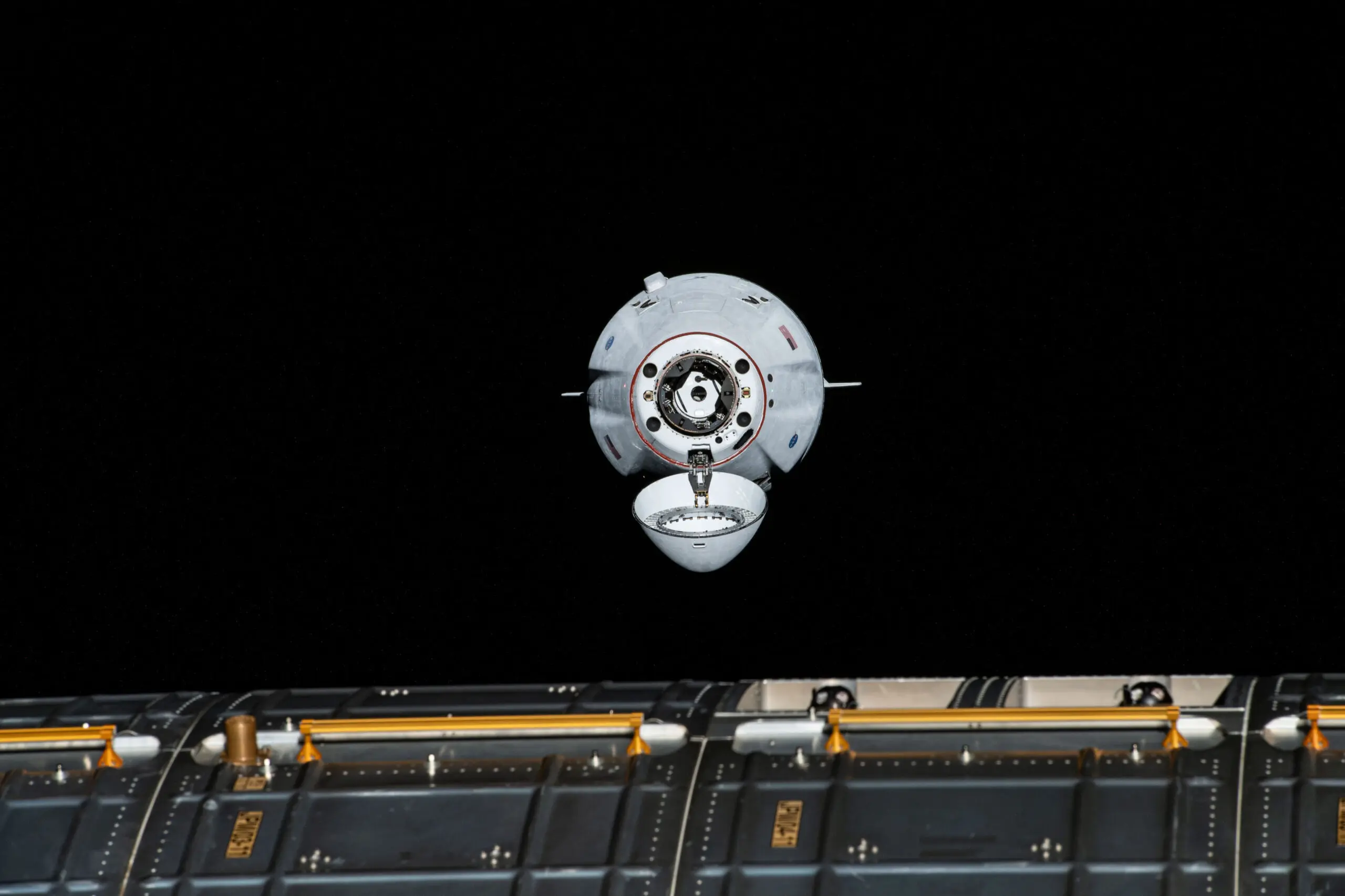 Xem ảnh tàu Dragon ghép nối với trạm không gian ISS