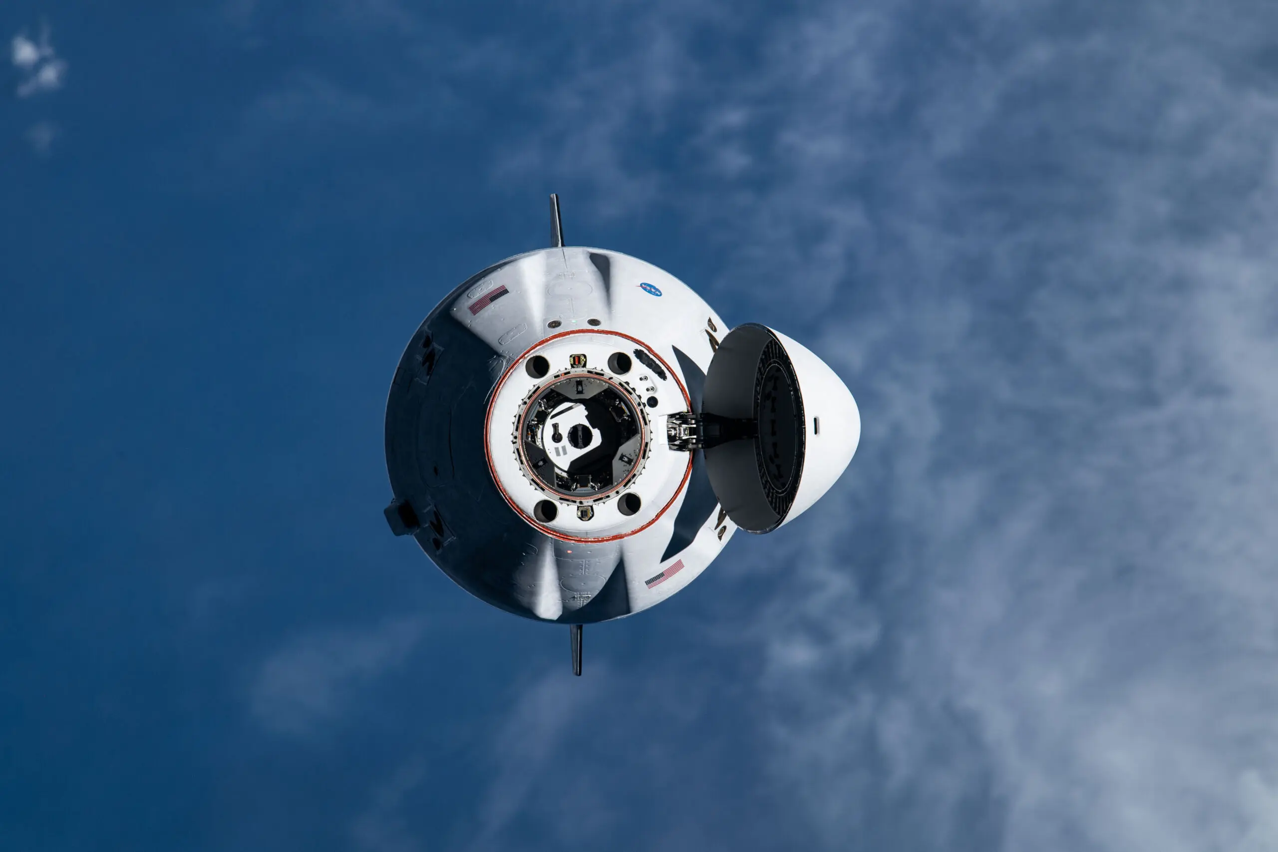 Xem ảnh tàu Dragon ghép nối với trạm không gian ISS