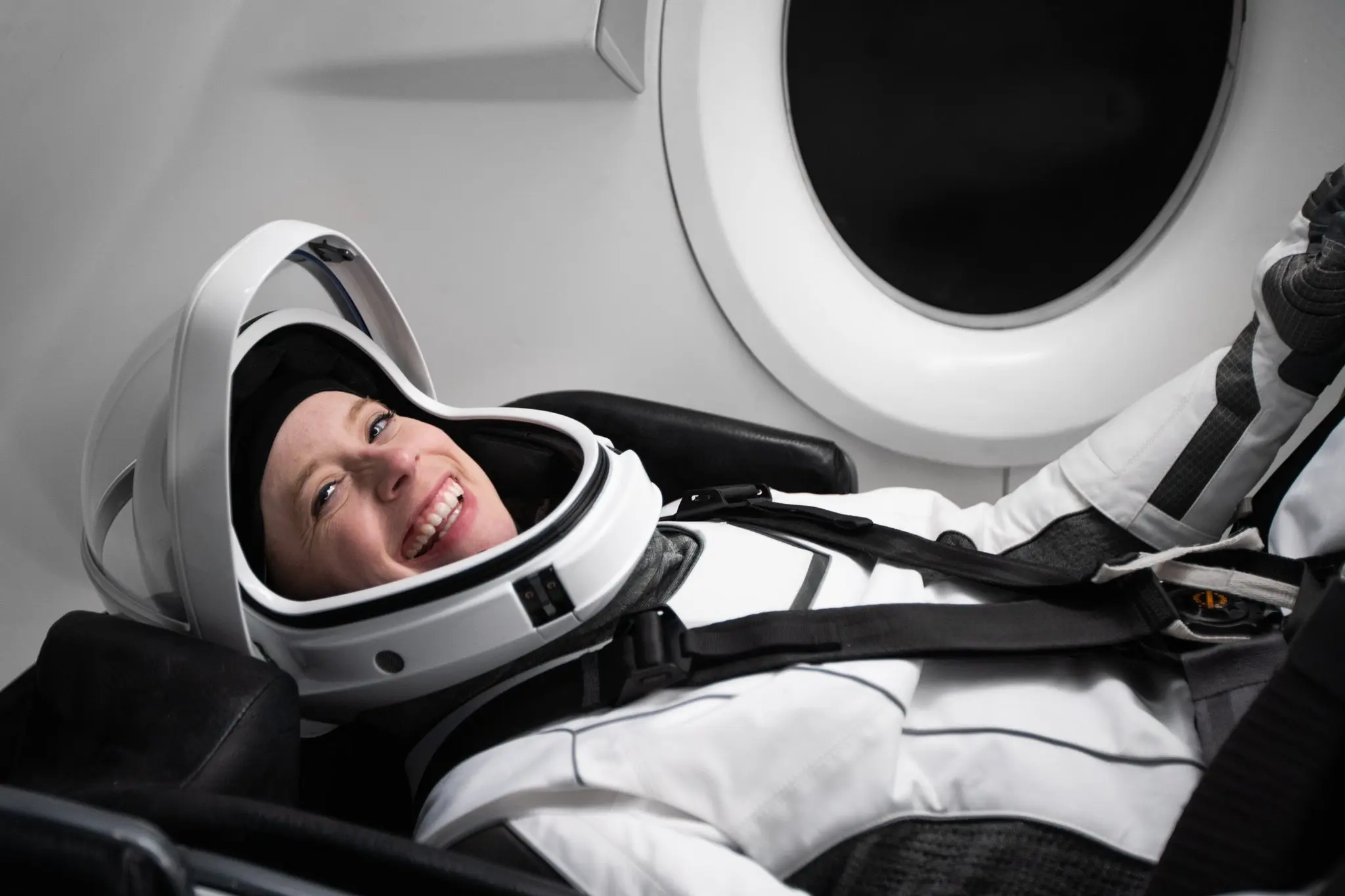 Haley Arceneaux in spacex space suit ontop.vn
