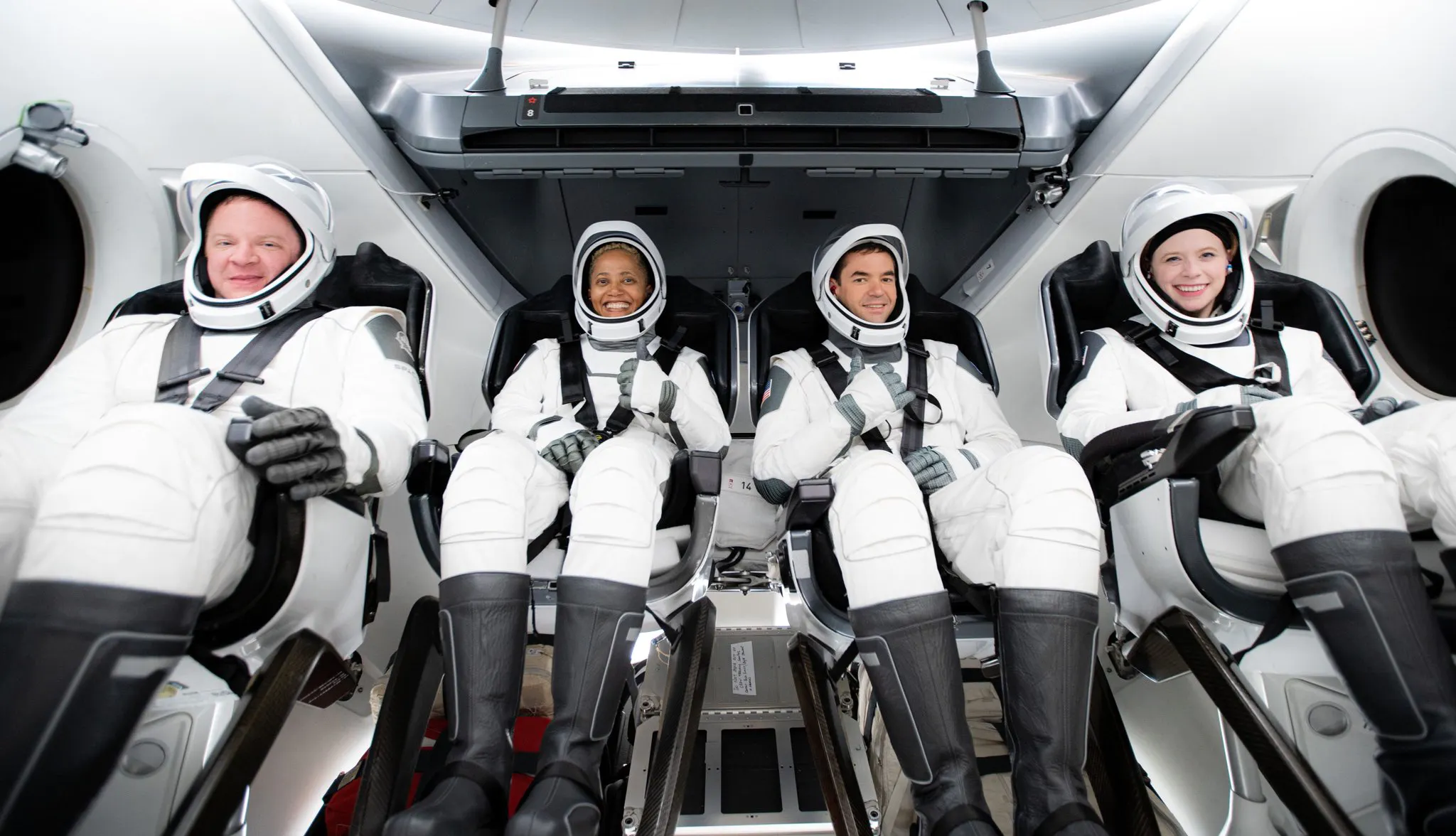 4 hành khách của Inspiration4 trong bộ đồ du hành không gian siêu ngầu của SpaceX. Từ trái sang: ông Chris Sembroski, bà Sian Proctor, anh Jared Issacman và cô Haley Arceneaux. Credit: Inspiration4.