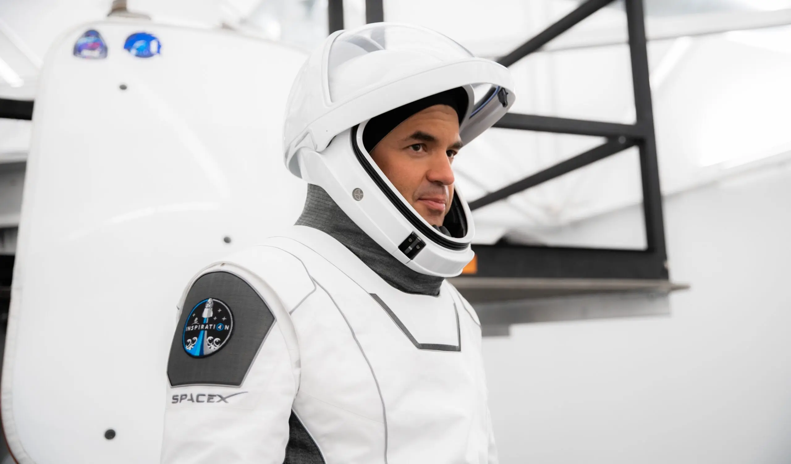 Jared Isaacman in spacex space suit ontop.vn
