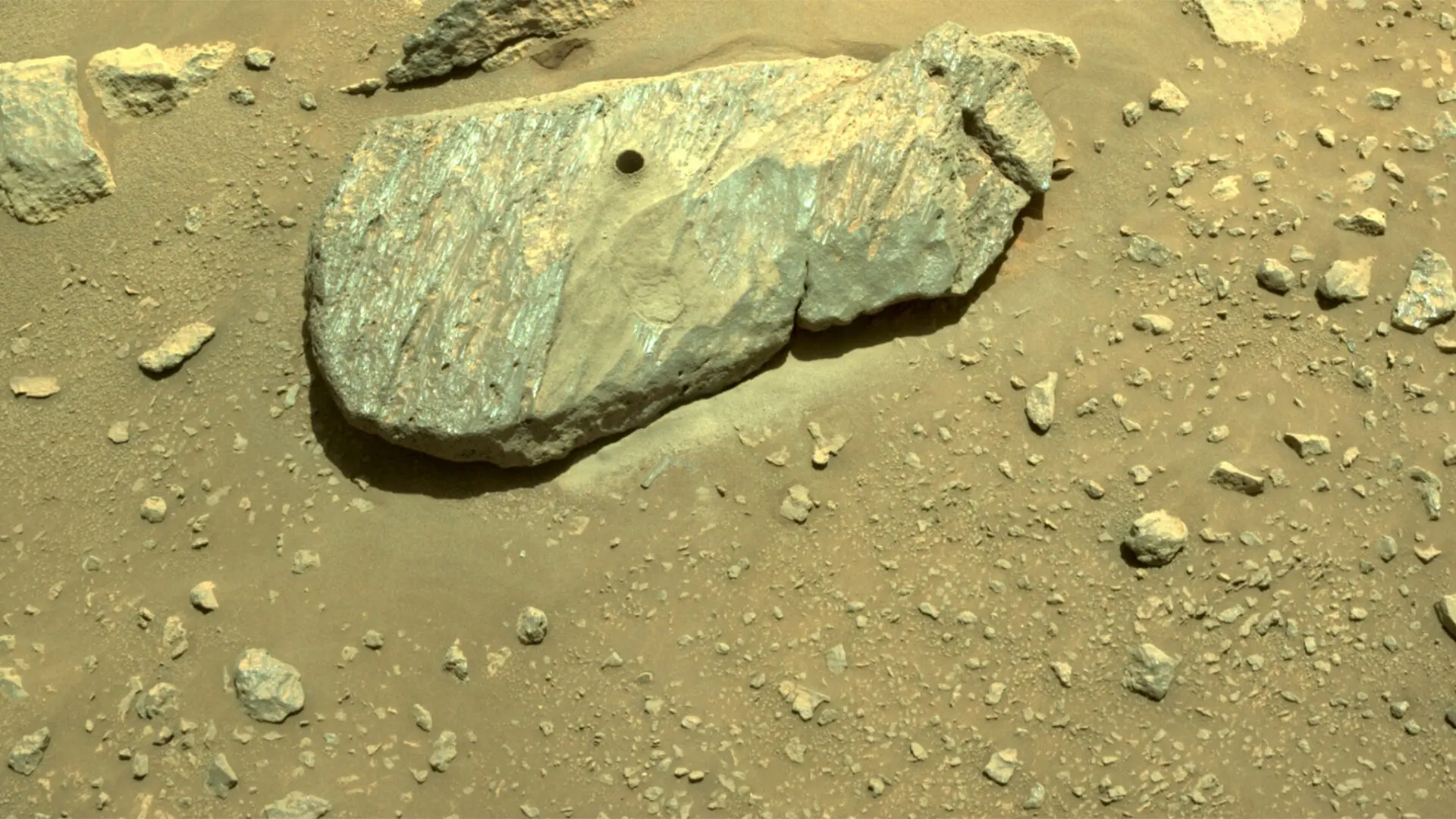 Tàu Perseverance đã lấy được mẫu đá đầu tiên của nó trên Sao Hỏa