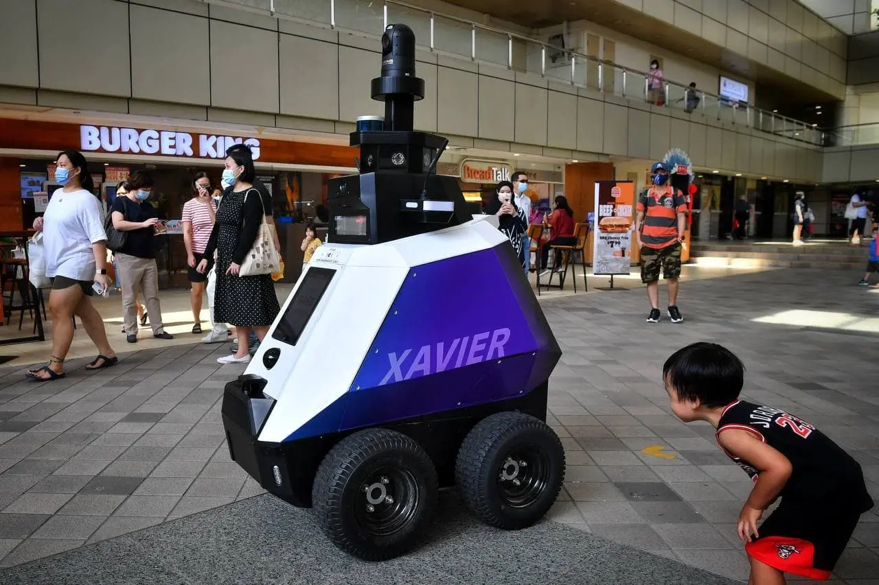 Singapore dùng Robot để tuần tra thay cảnh sát mùa COVID-19