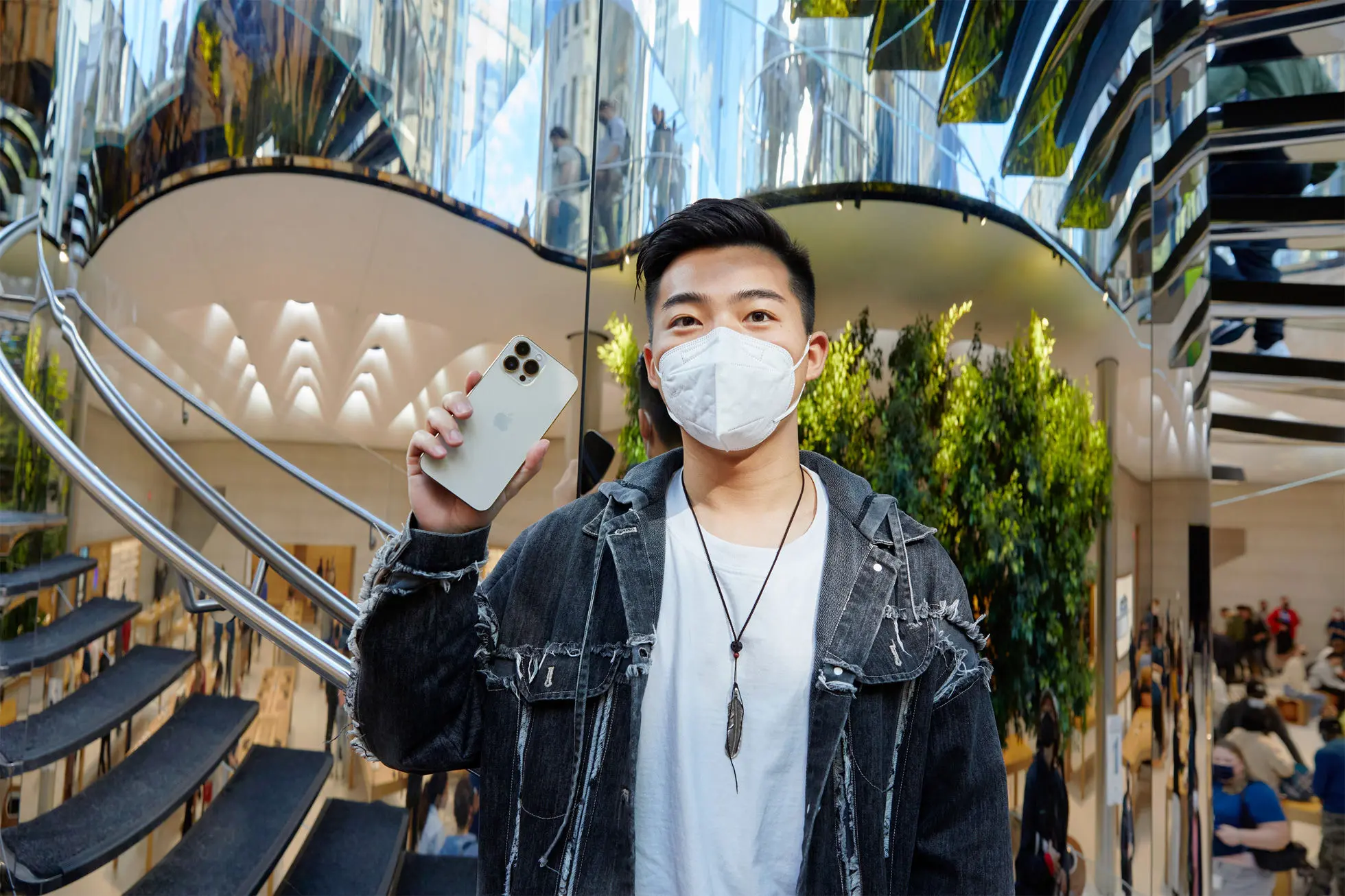 ontop.vn Apple iPhone iPad Availability 5th Ave iphone13pro reflection 09242021