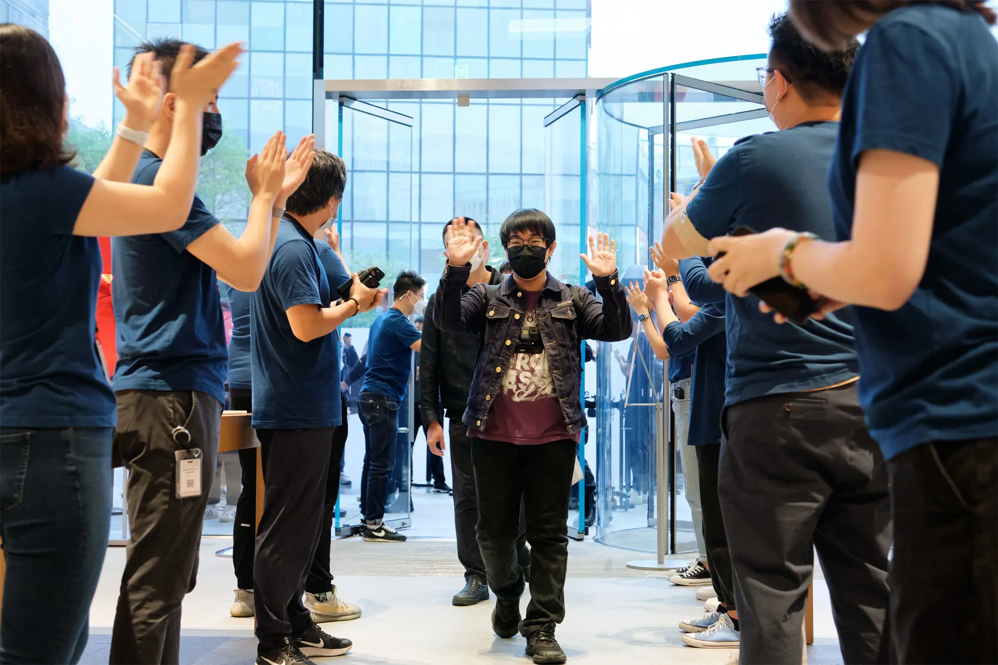 ontop.vn Apple iPhone iPad Availability Beijing Team Members Applauding 09242021