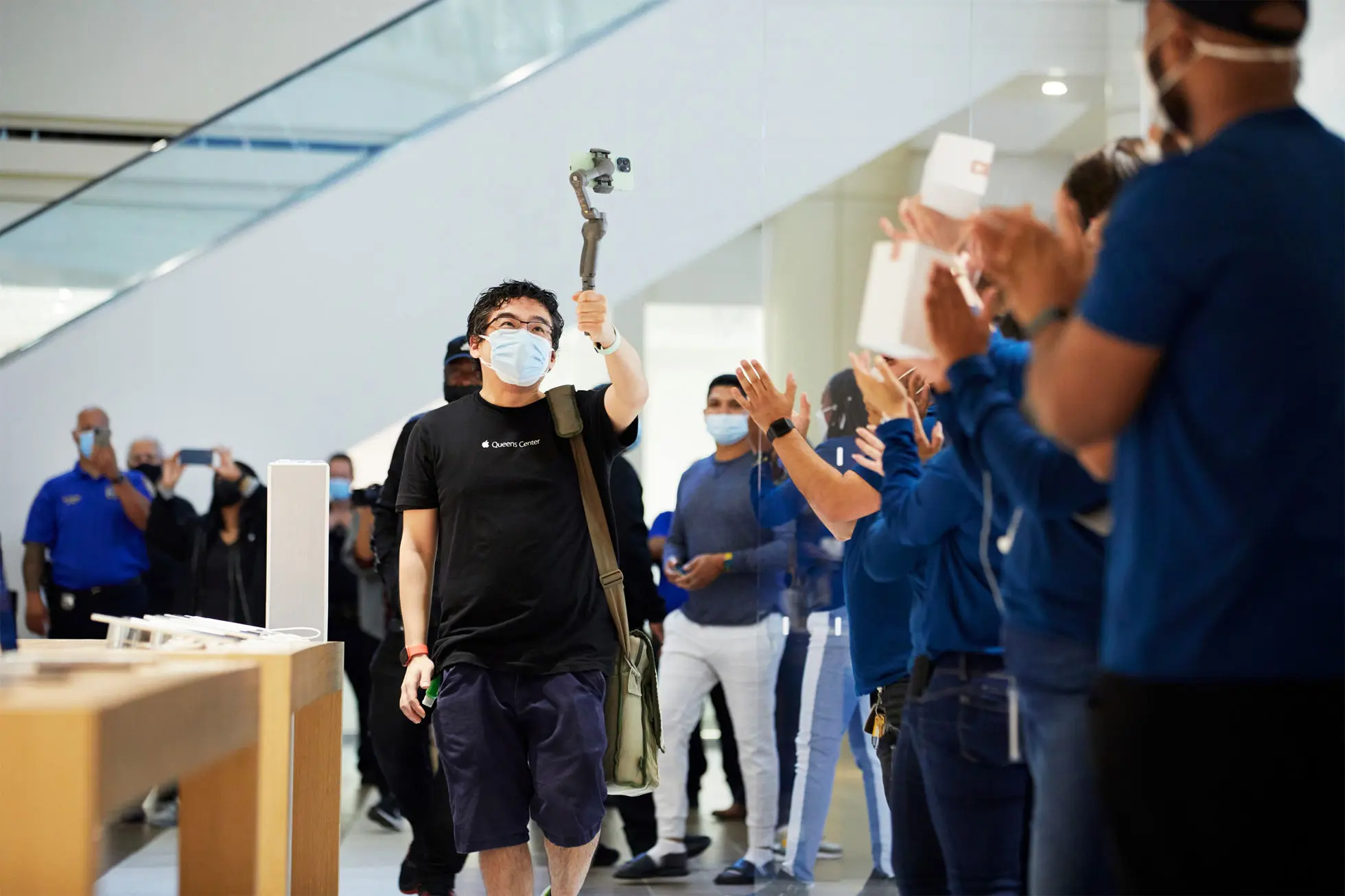 ontop.vn Apple iPhone iPad Availability Bronx Team Members Applauding 09242021