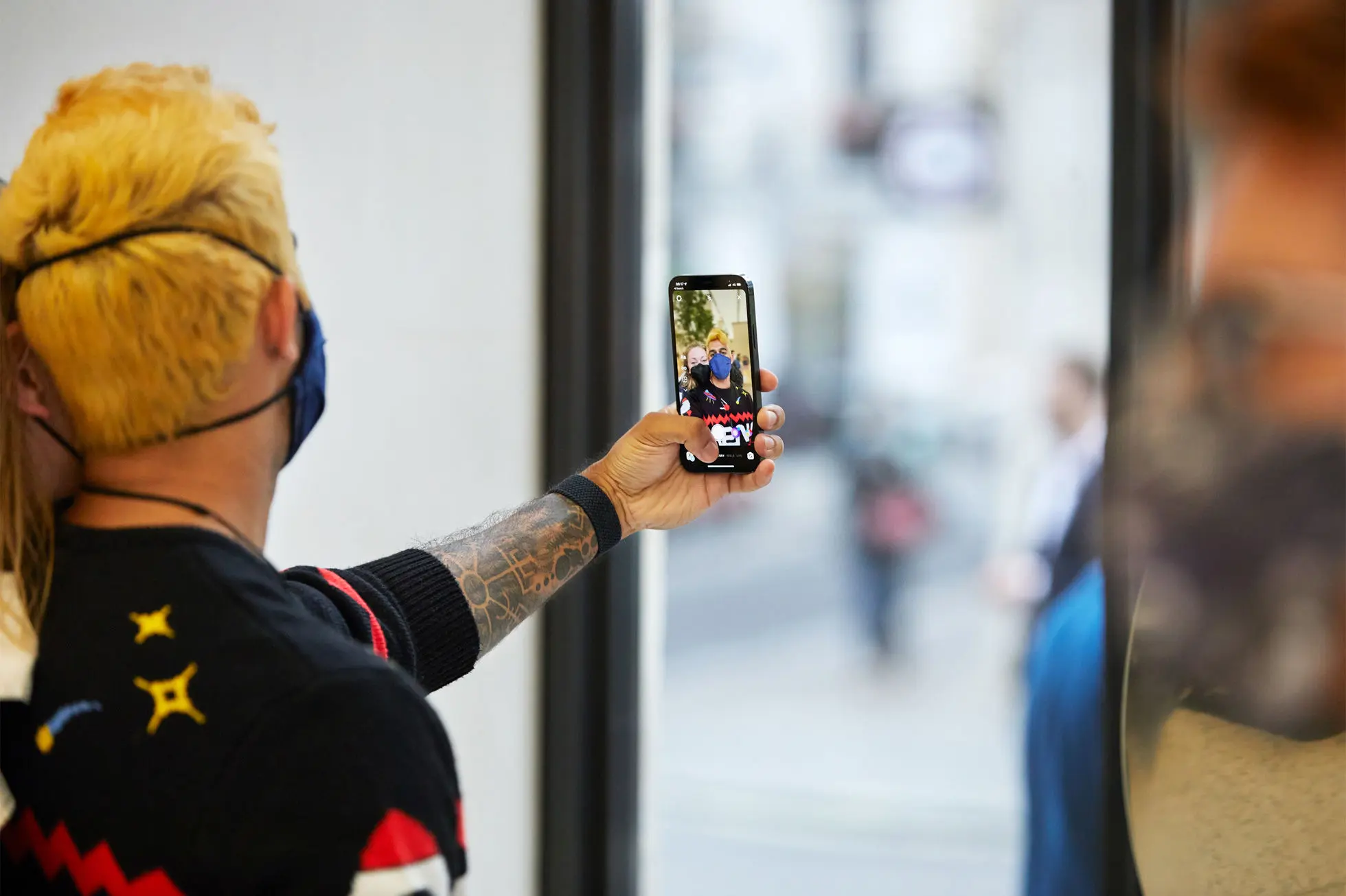 ontop.vn Apple iPhone iPad Availability London customer selfie 09242021