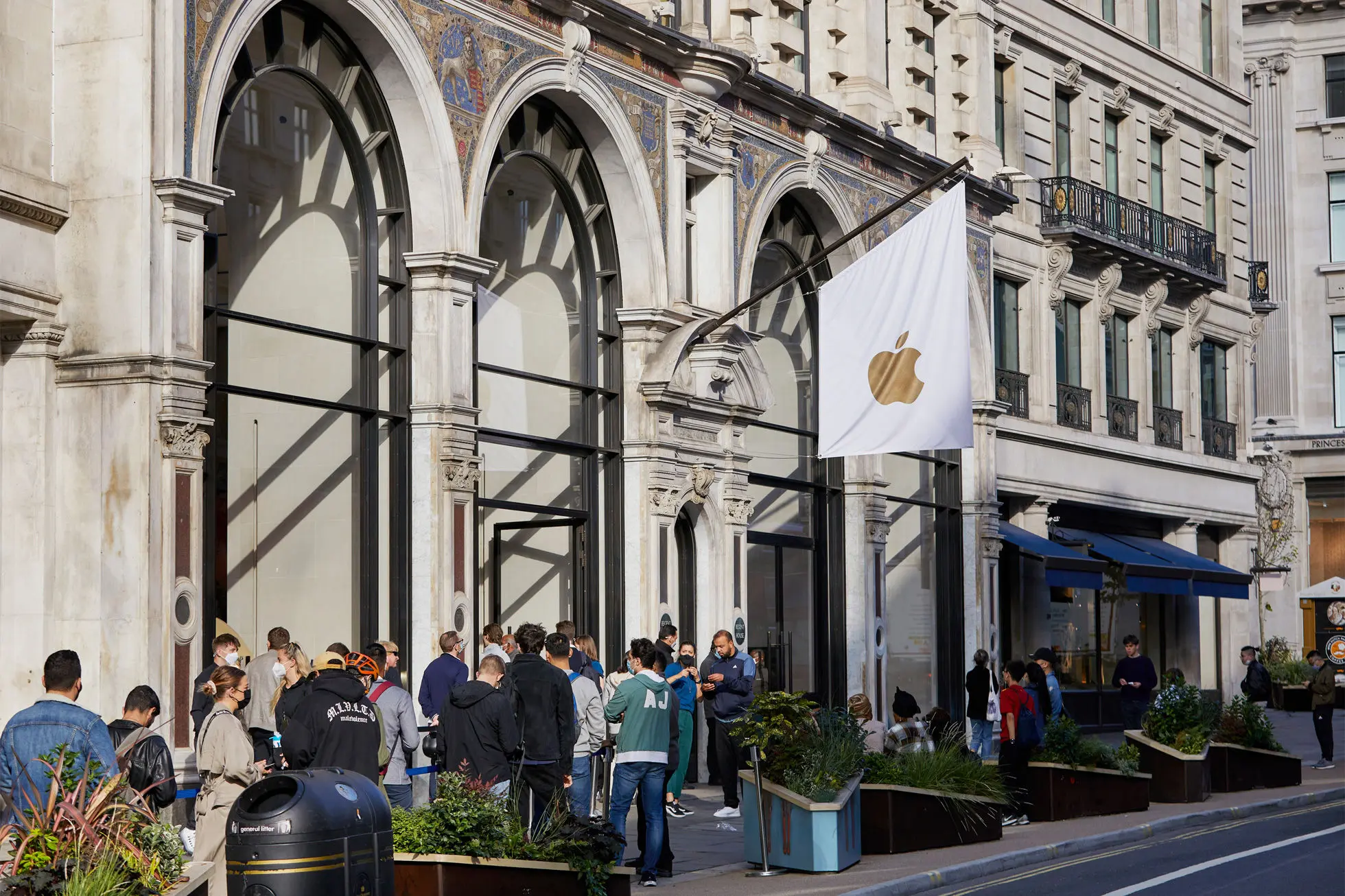 ontop.vn Apple iPhone iPad Availability London line waiting 09242021