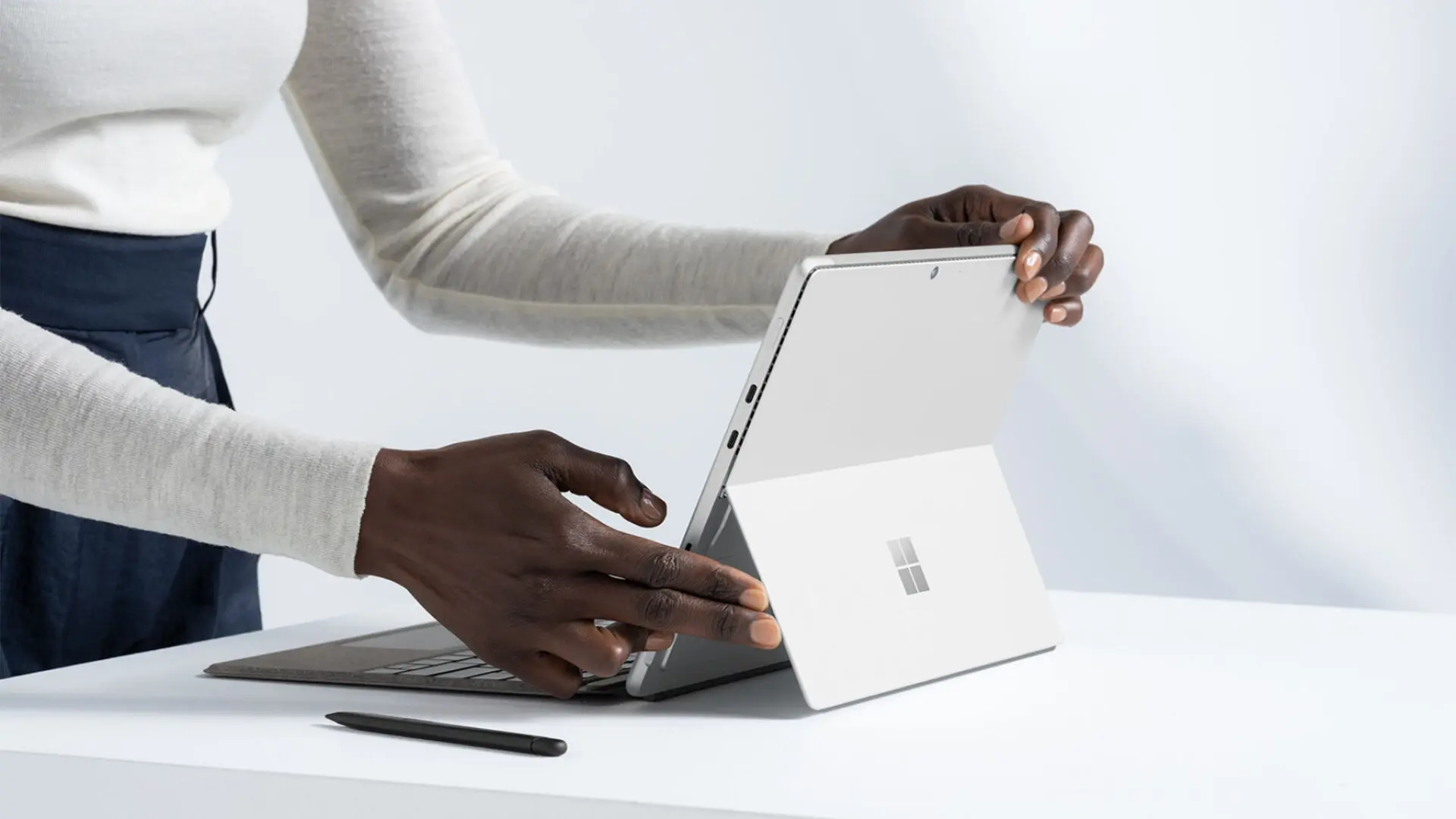 Microsoft ra mắt Surface Pro 8: Màn hình 13