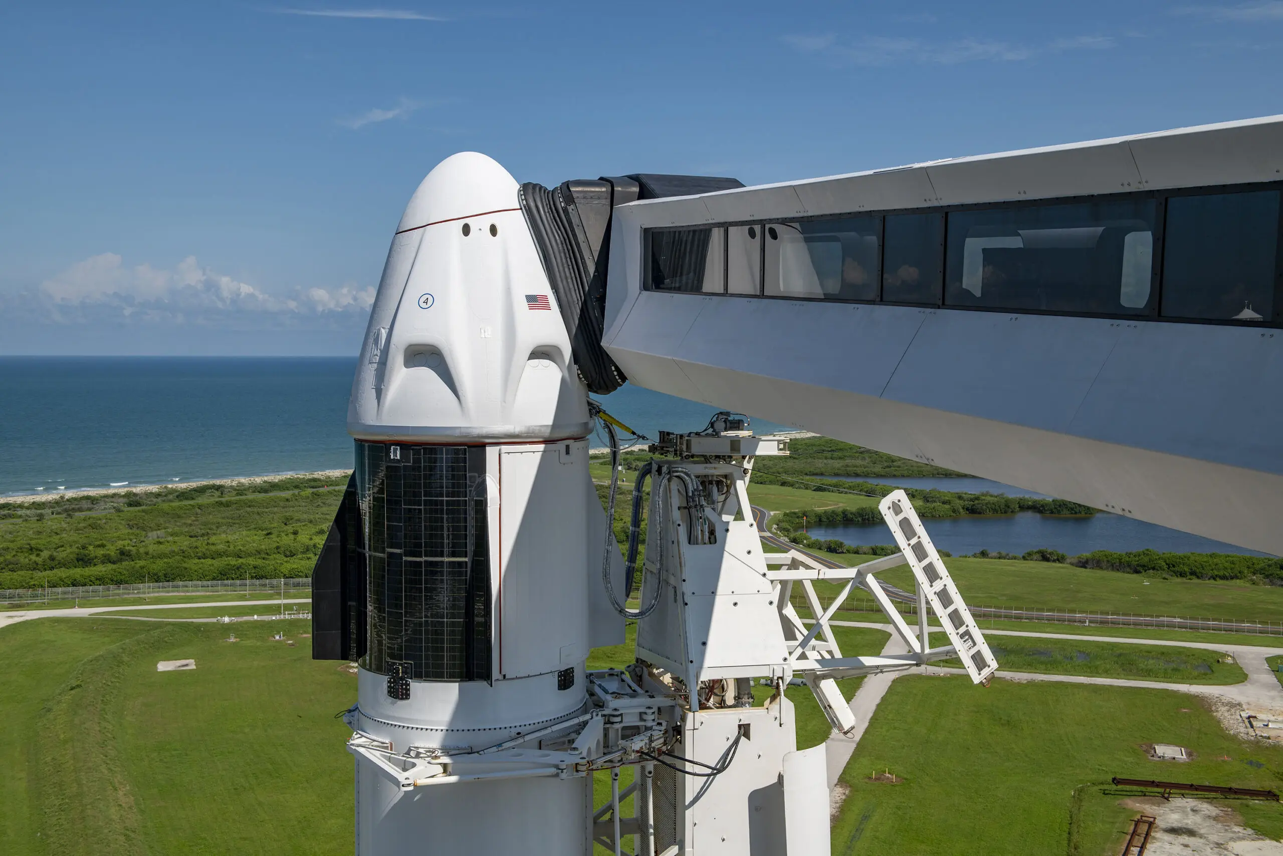 Cây cầu dẫn ra phi thuyền Crew Dragon đang nằm trên tên lửa Falcon 9.