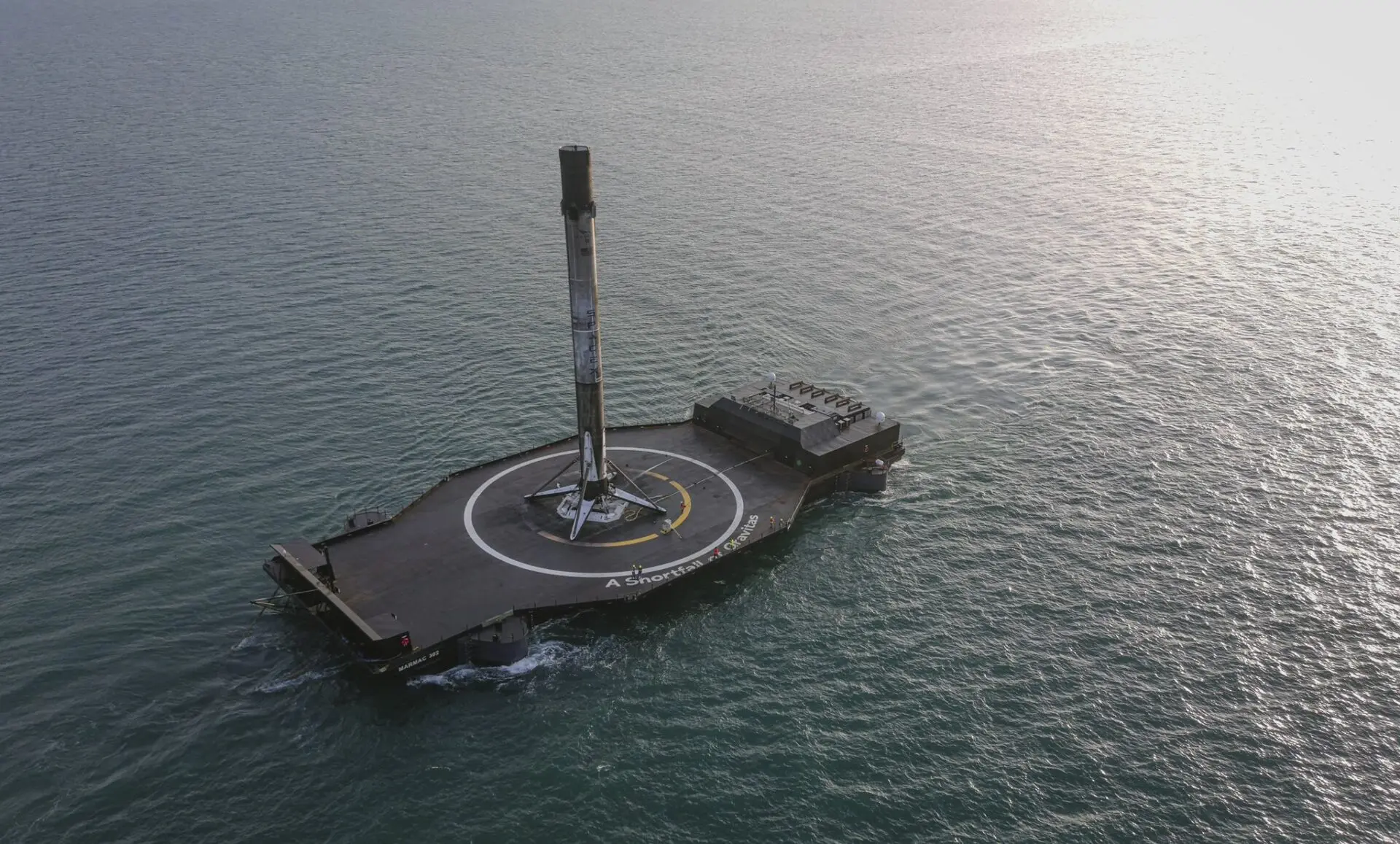 Xem ảnh drone ship của SpaceX chở tên lửa về cảng