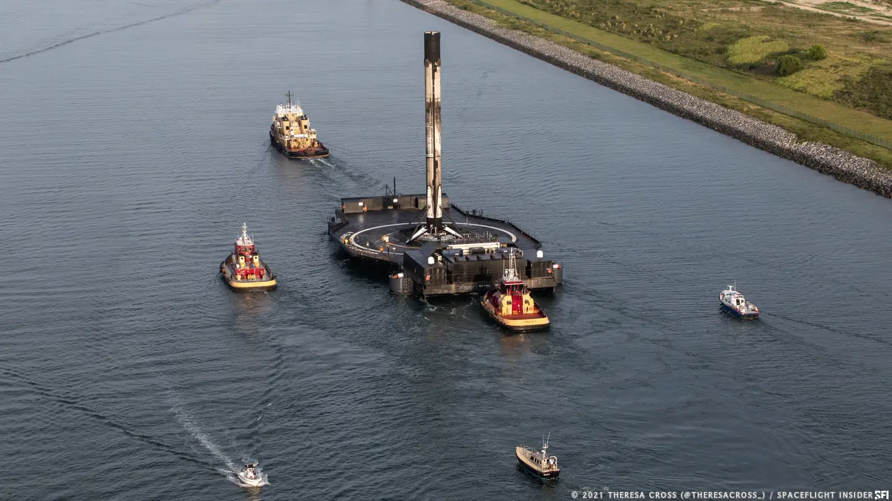 Xem ảnh drone ship của SpaceX chở tên lửa về cảng