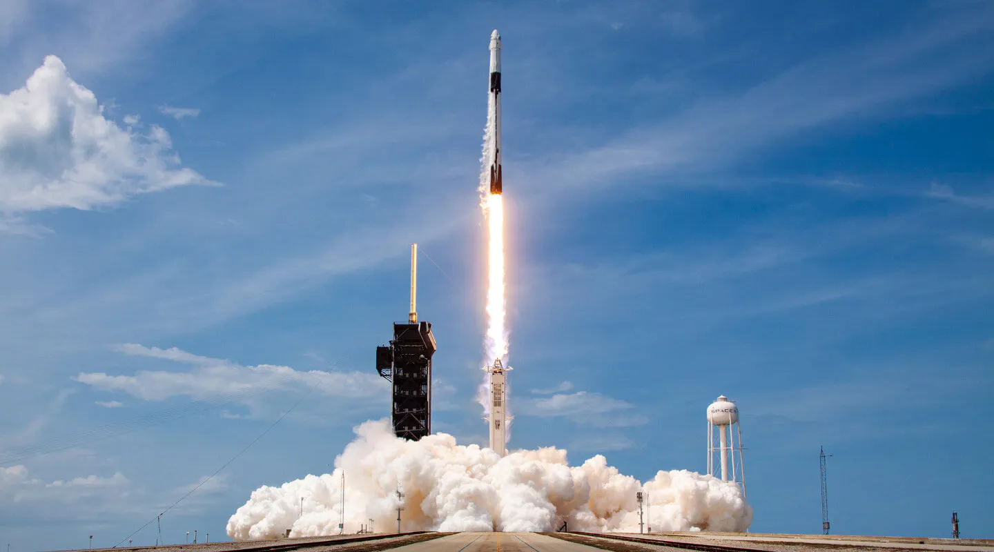 Tàu Crew Dragon (nằm trên đỉnh tên lửa) sẽ được phóng lên vũ trụ bằng tên lửa Falcon 9 của SpaceX. Credit: Inspiration4.