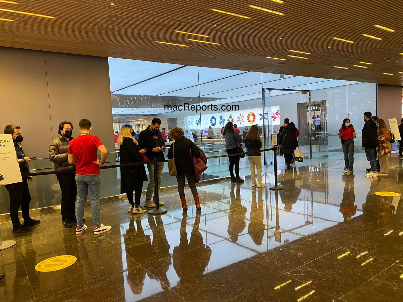 Cửa Apple Store tại Thổ Nhĩ Kỳ hiện cũng tạm ngưng bán hàng