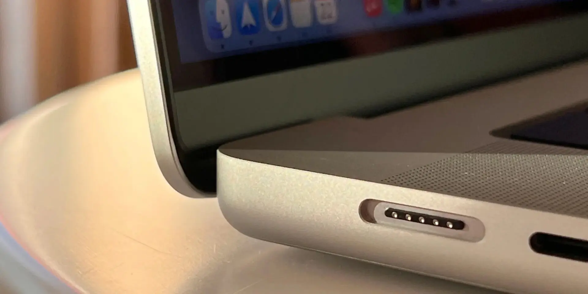 Cổng sạc MagSafe 3 trên MacBook Pro 2021 gặp lỗi