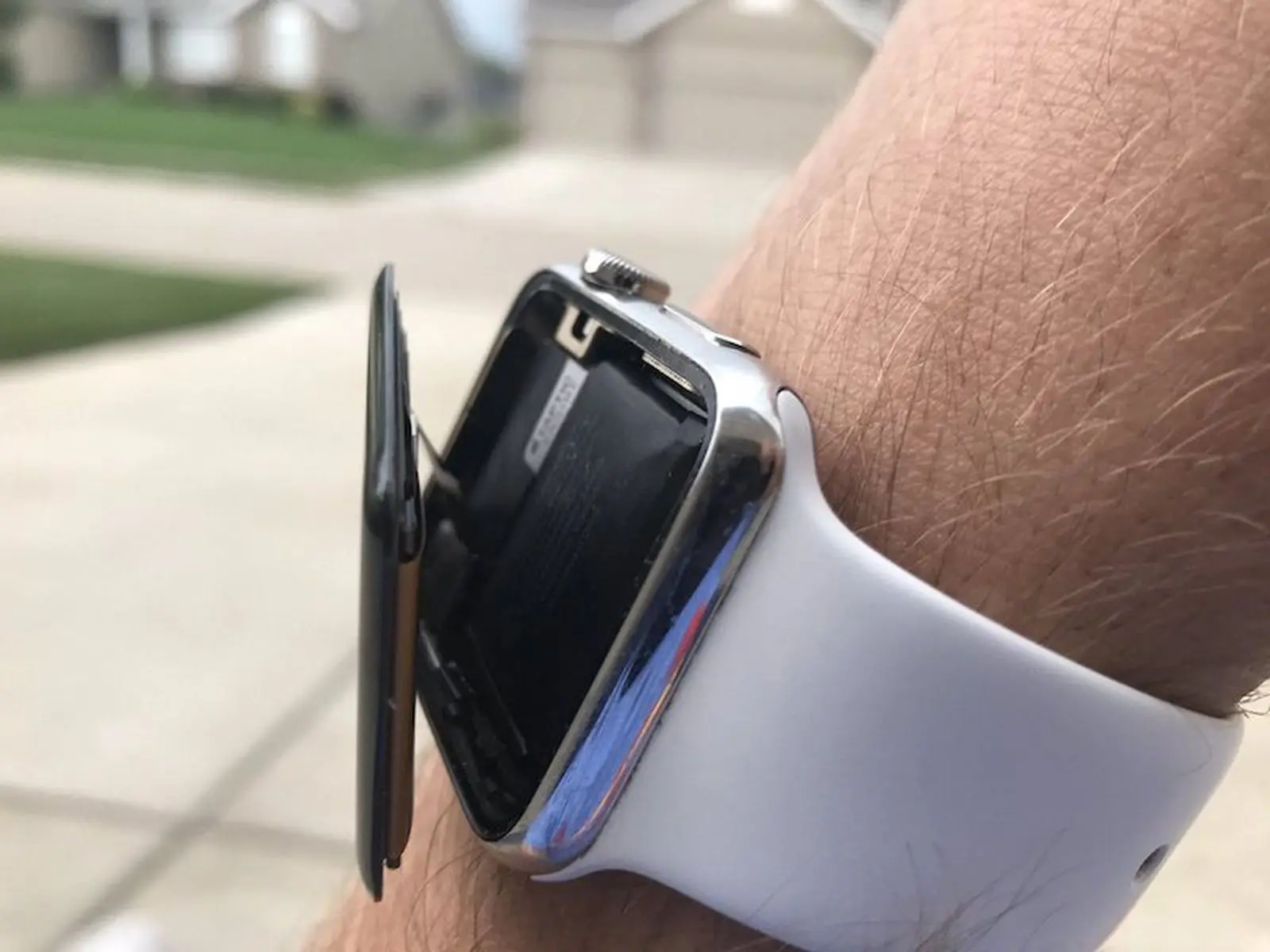 Apple bị kiện vì pin Apple Watch bị phù