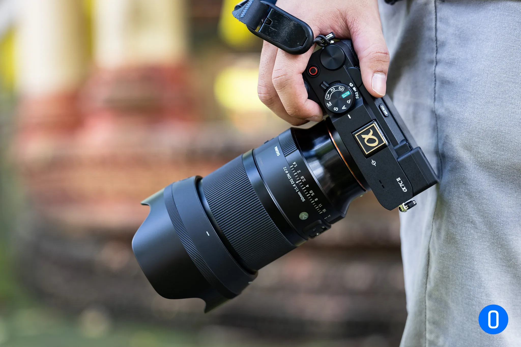 Hand on Sony a7C II Ontop.vn 01
