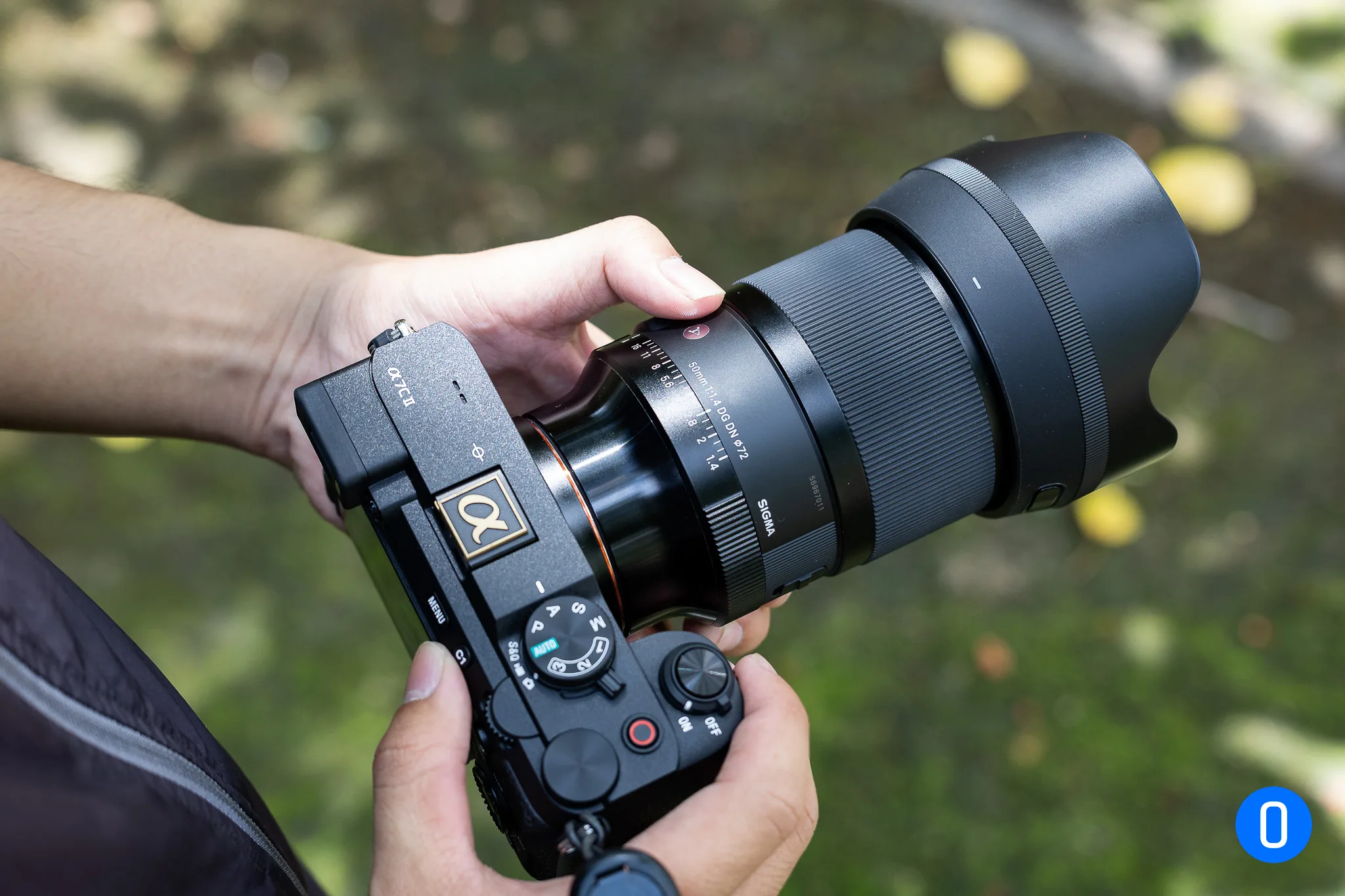 Hand on Sony a7C II Ontop.vn 02