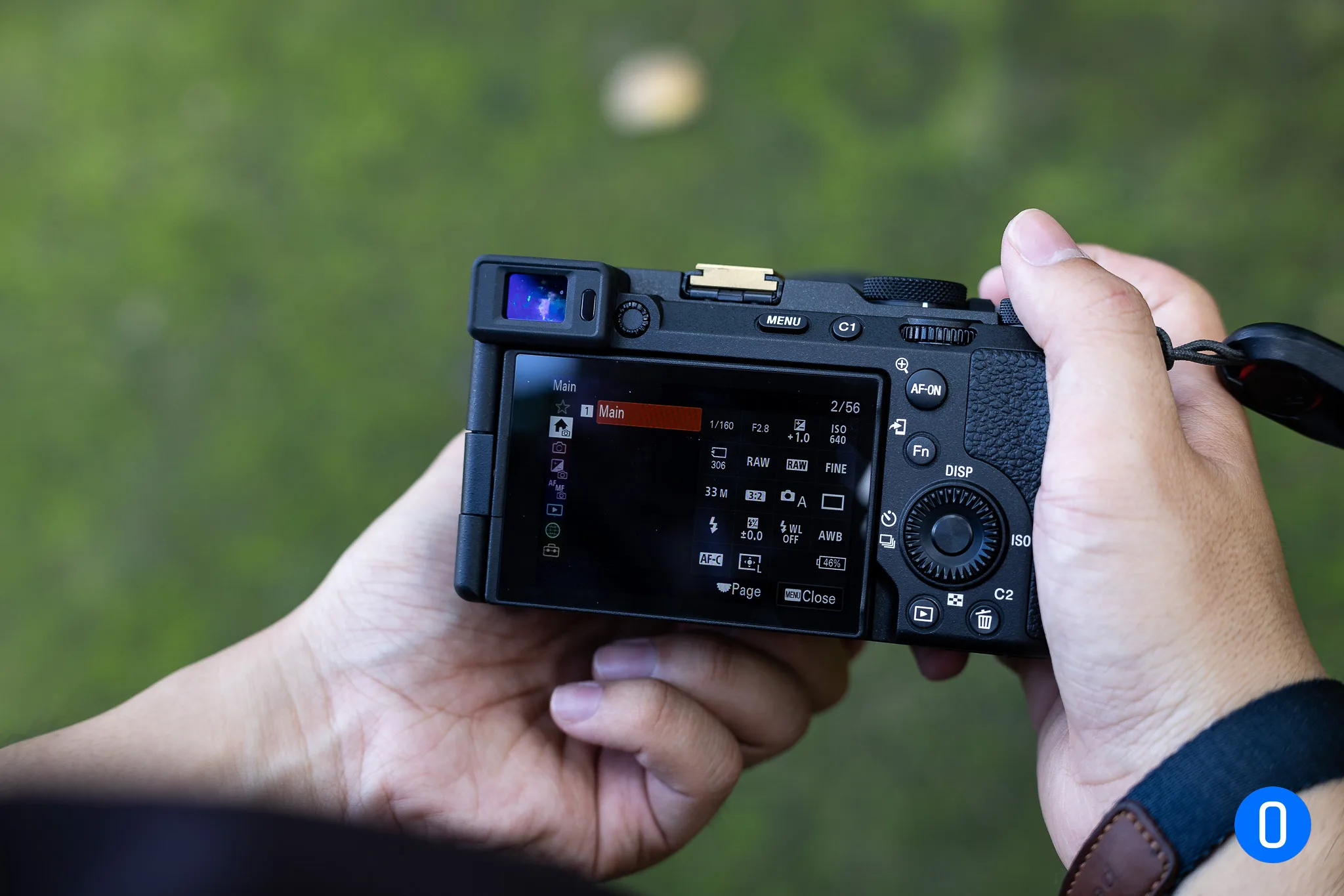 Hand on Sony a7C II Ontop.vn 05