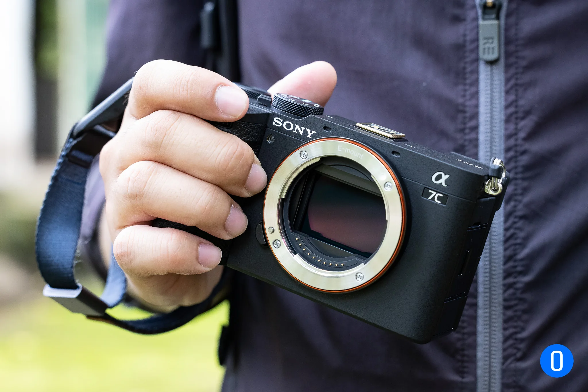 Hand on Sony a7C II Ontop.vn 10