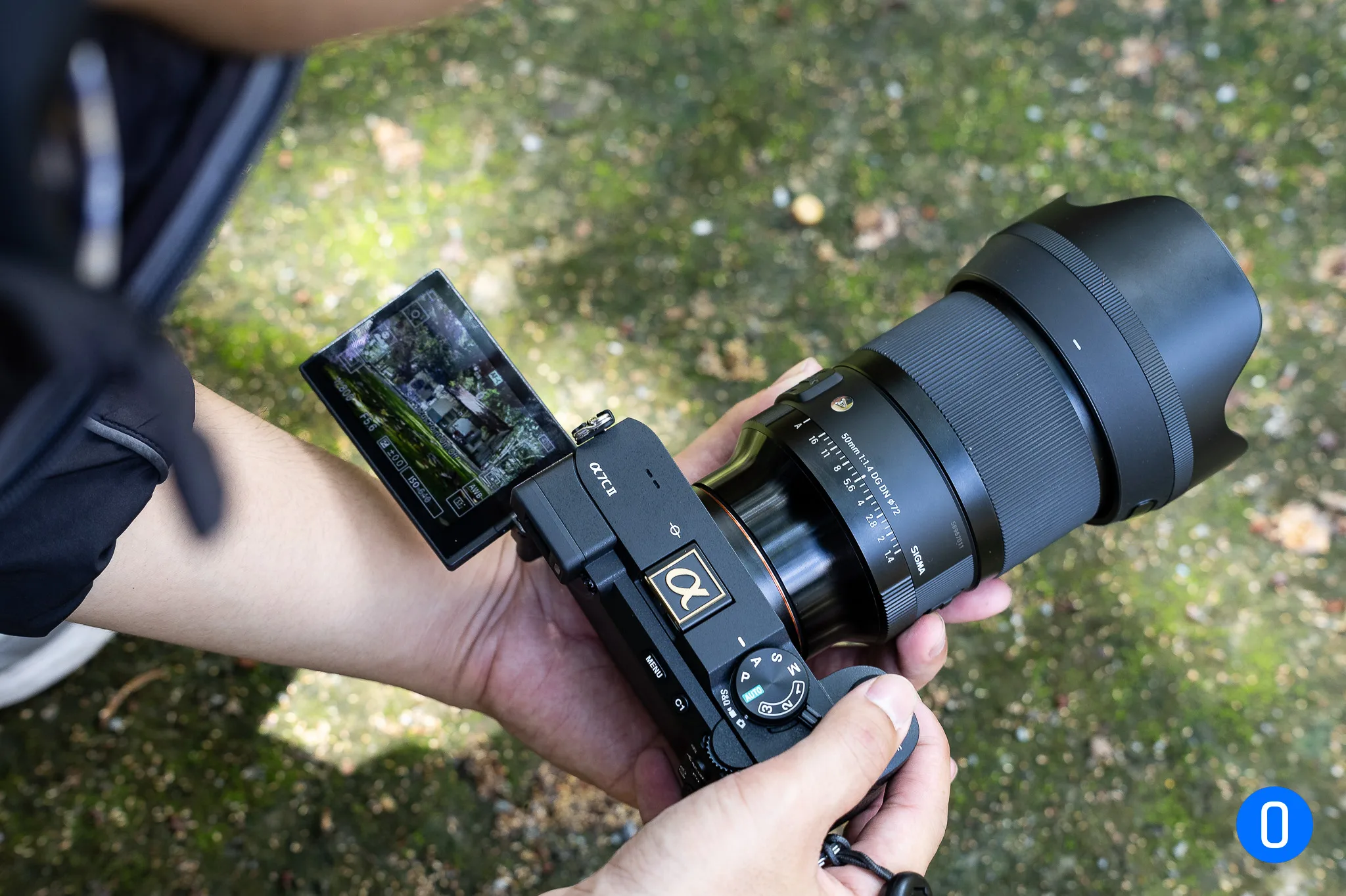 Hand on Sony a7C II Ontop.vn 11
