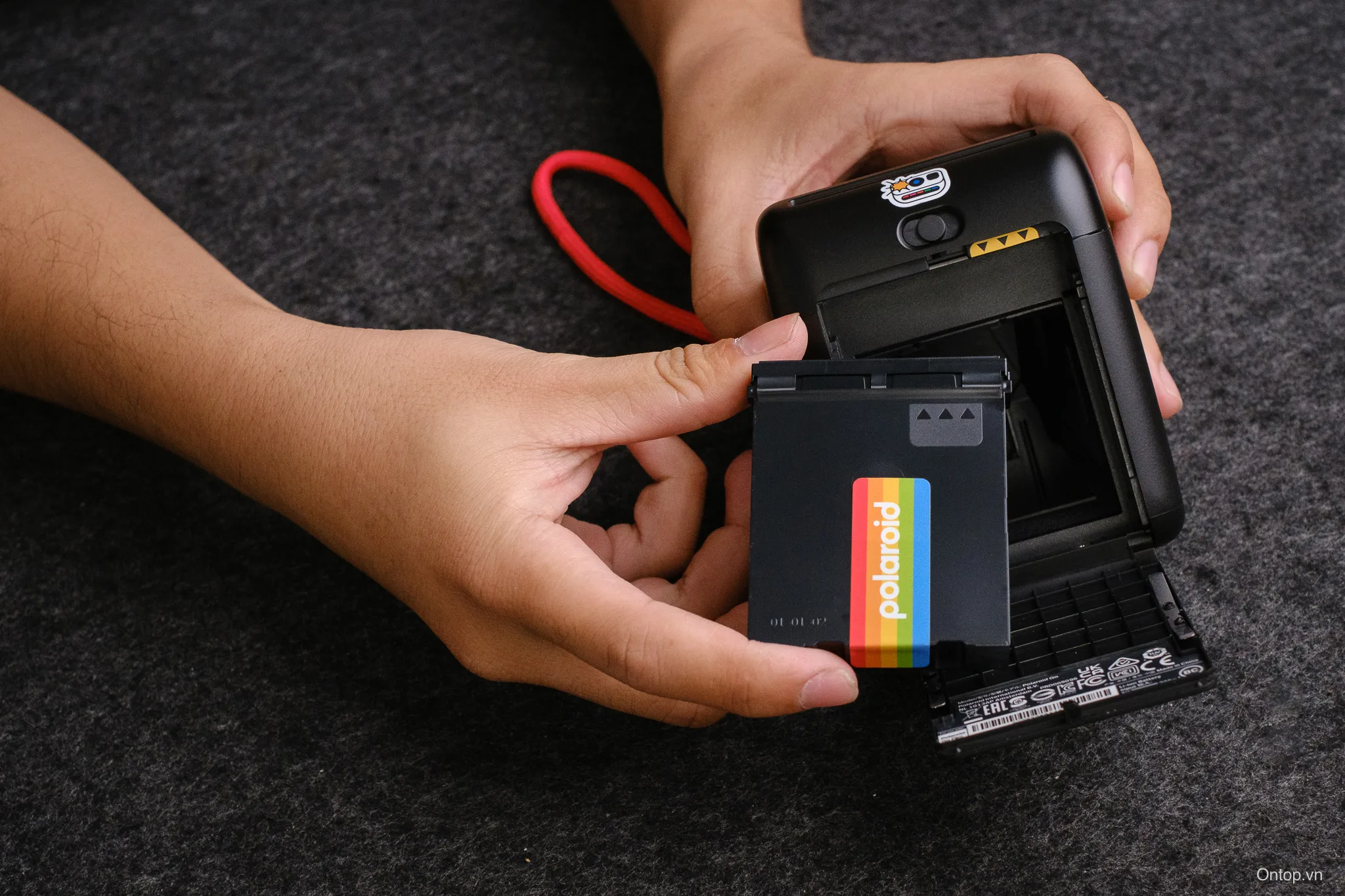 Hướng dẫn lắp film Polaroid Go Gen 2 5